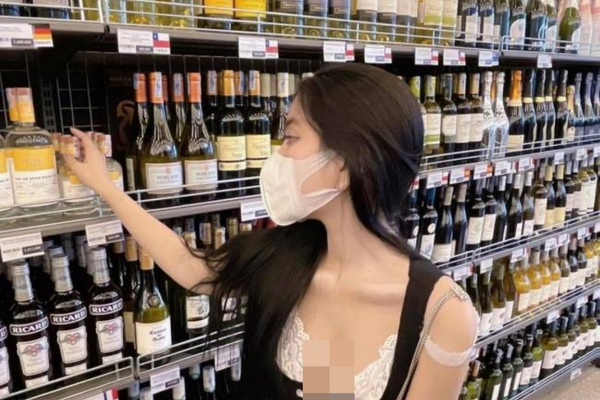 Ăn mặc 'có như không có' ở siêu thị, nhiều hot girl Việt bị netizen nhắc khéo - Ảnh 3